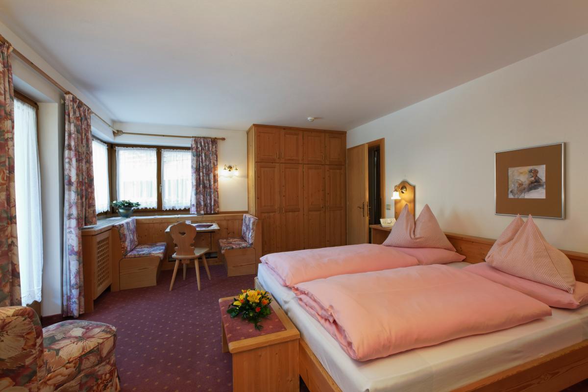 Garni Raetia Hotel Corvara In Badia Exterior photo