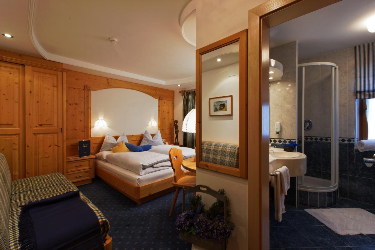 Garni Raetia Hotel Corvara In Badia Exterior photo