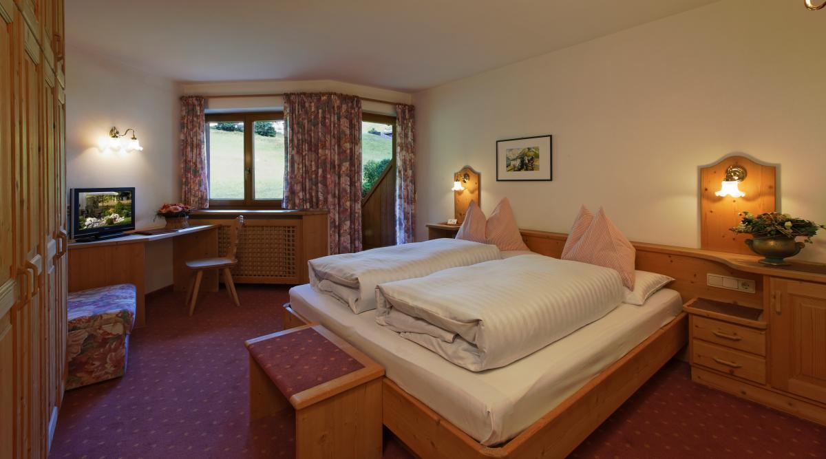 Garni Raetia Hotel Corvara In Badia Exterior photo